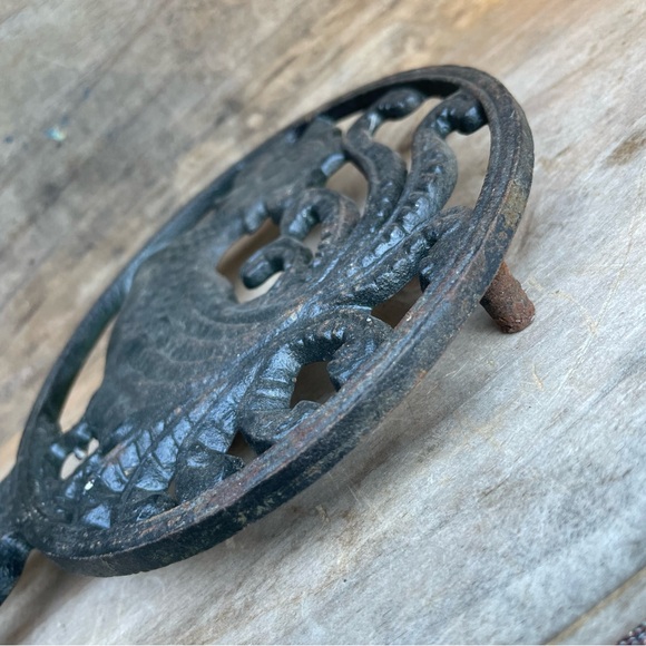Vintage Cockerel Heavy Cast Iron Handled Decorative Trivet - Picture 11 of 11